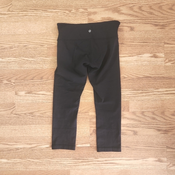 GUC Lululemon Black Capri Leggings, Size 6 - Picture 4 of 6